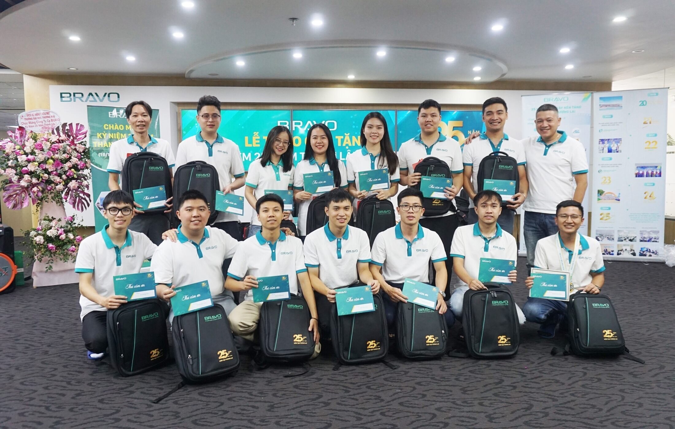 Thang10_15_trao-qua-25-nam-bravo-hn.jpg