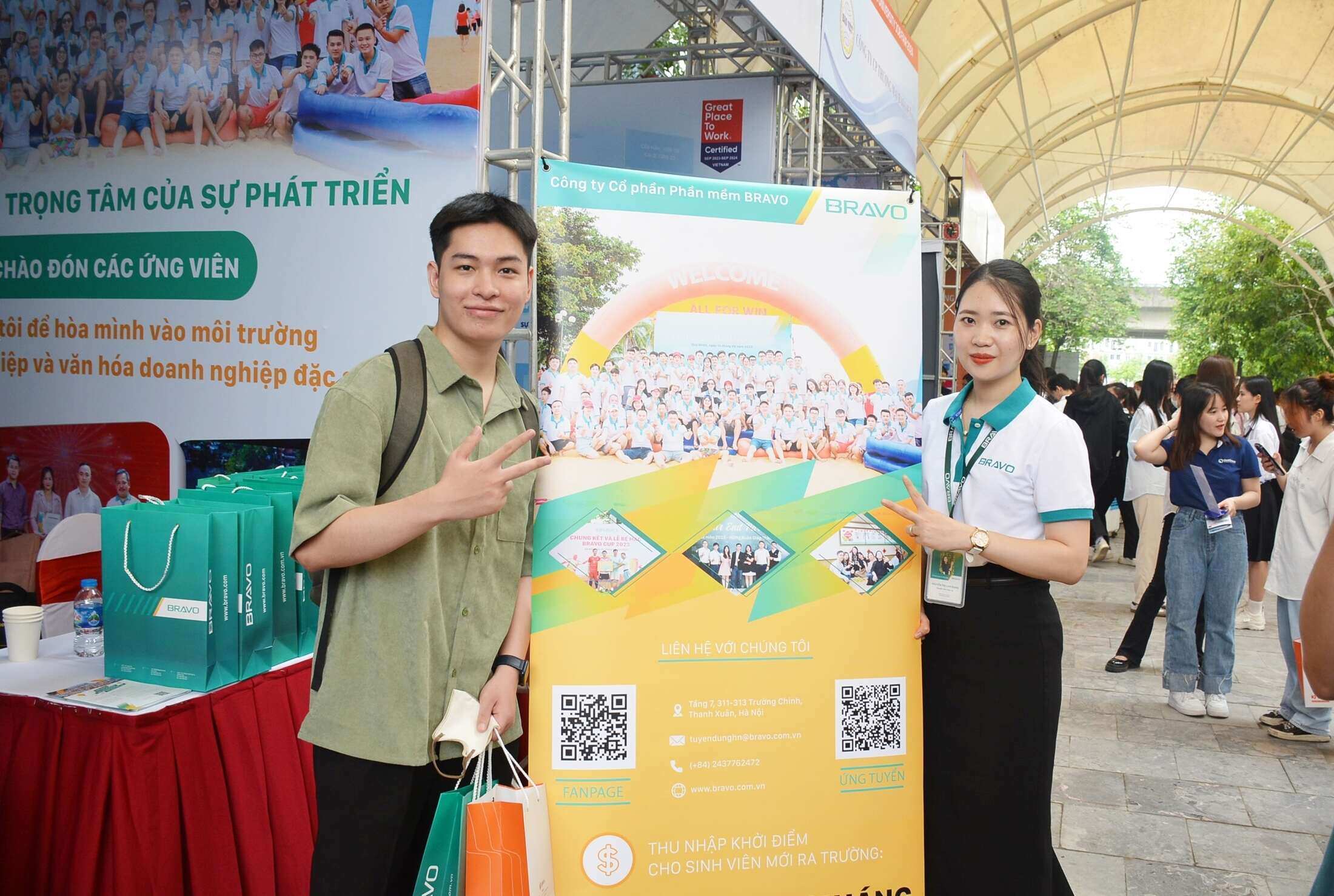 Sinh viên checkin trước gian hàng BRAVO tại Ngày hội tuyển dụng ĐH Thăng Long