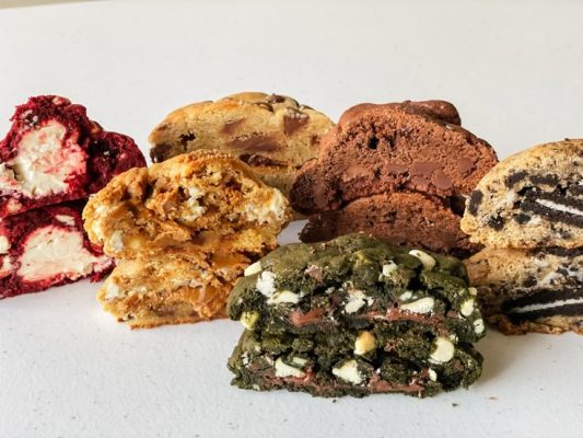 Các loại cookie nhiều màu sắc được sắp xếp đẹp mắt