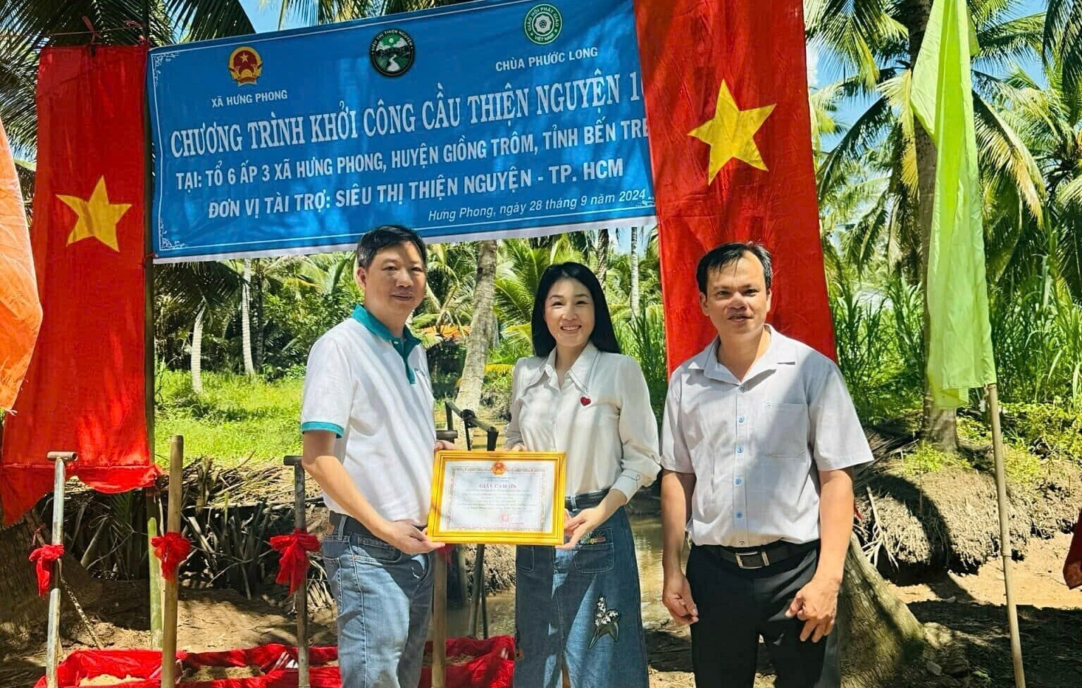 Đại diện BRAVO nhận giấy cảm ơn của UBND xã Hưng Phong