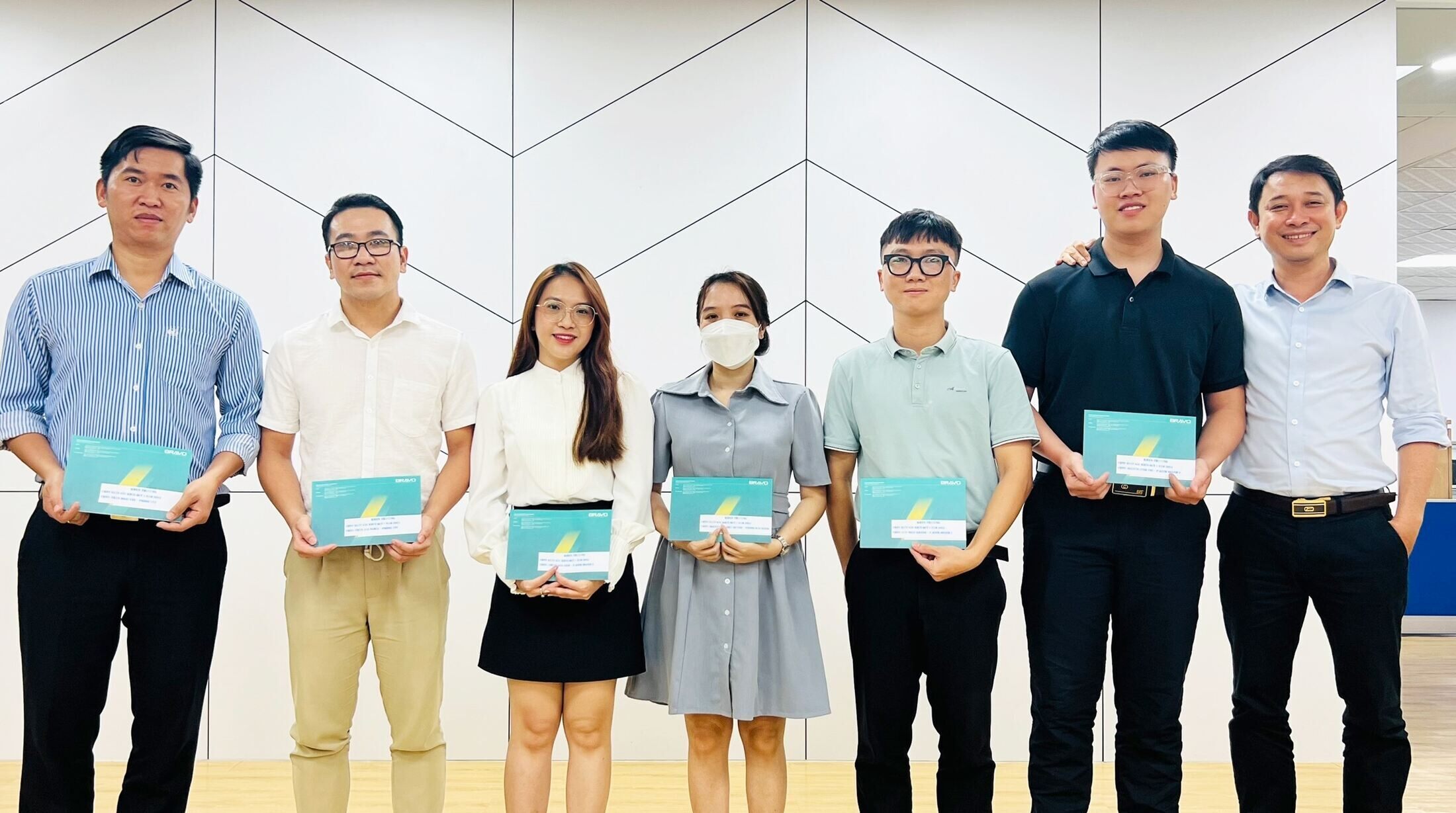 Khen thưởng CBNV hoàn thành công việc Quý I/2024