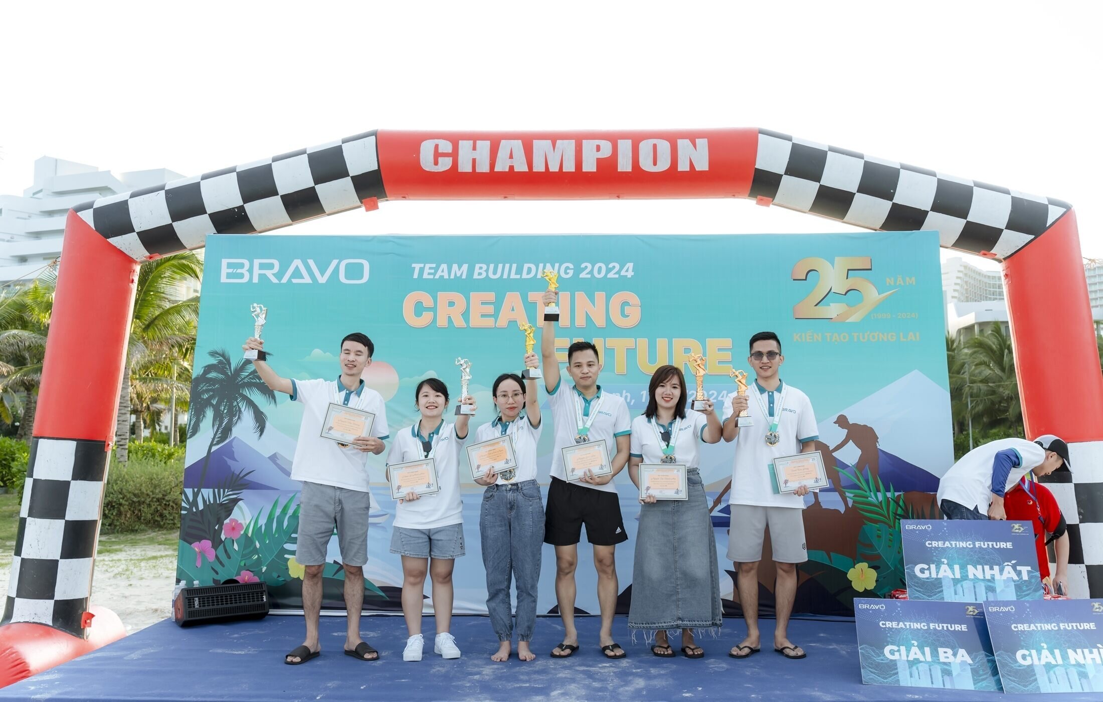 Trao cúp vàng BRAVO Run 2024