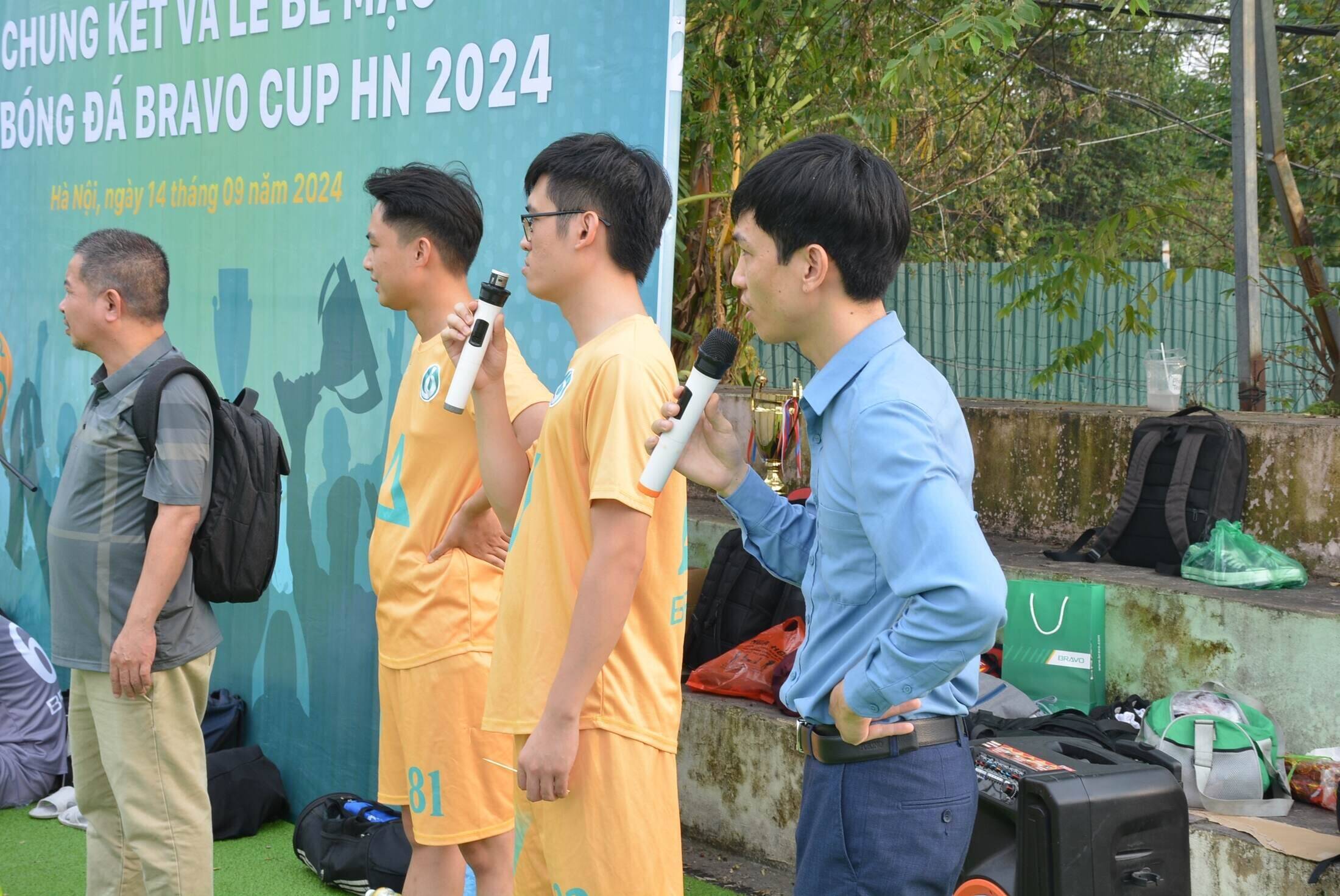 Hai bình luận viên bóng đá Tạ Duy Anh và Đoàn Văn Quyền