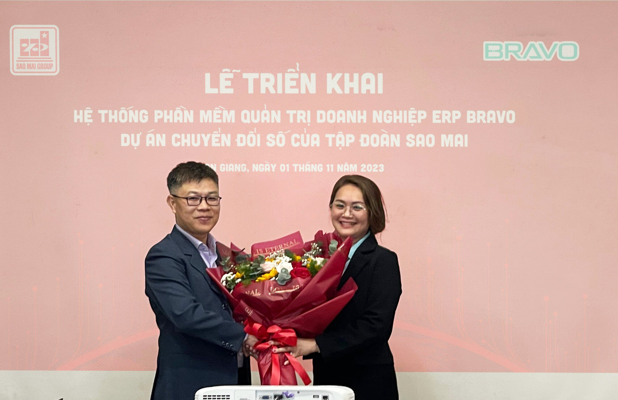 Đại diện BRAVO tặng hoa chúc mừng Tập đoàn Sao Mai