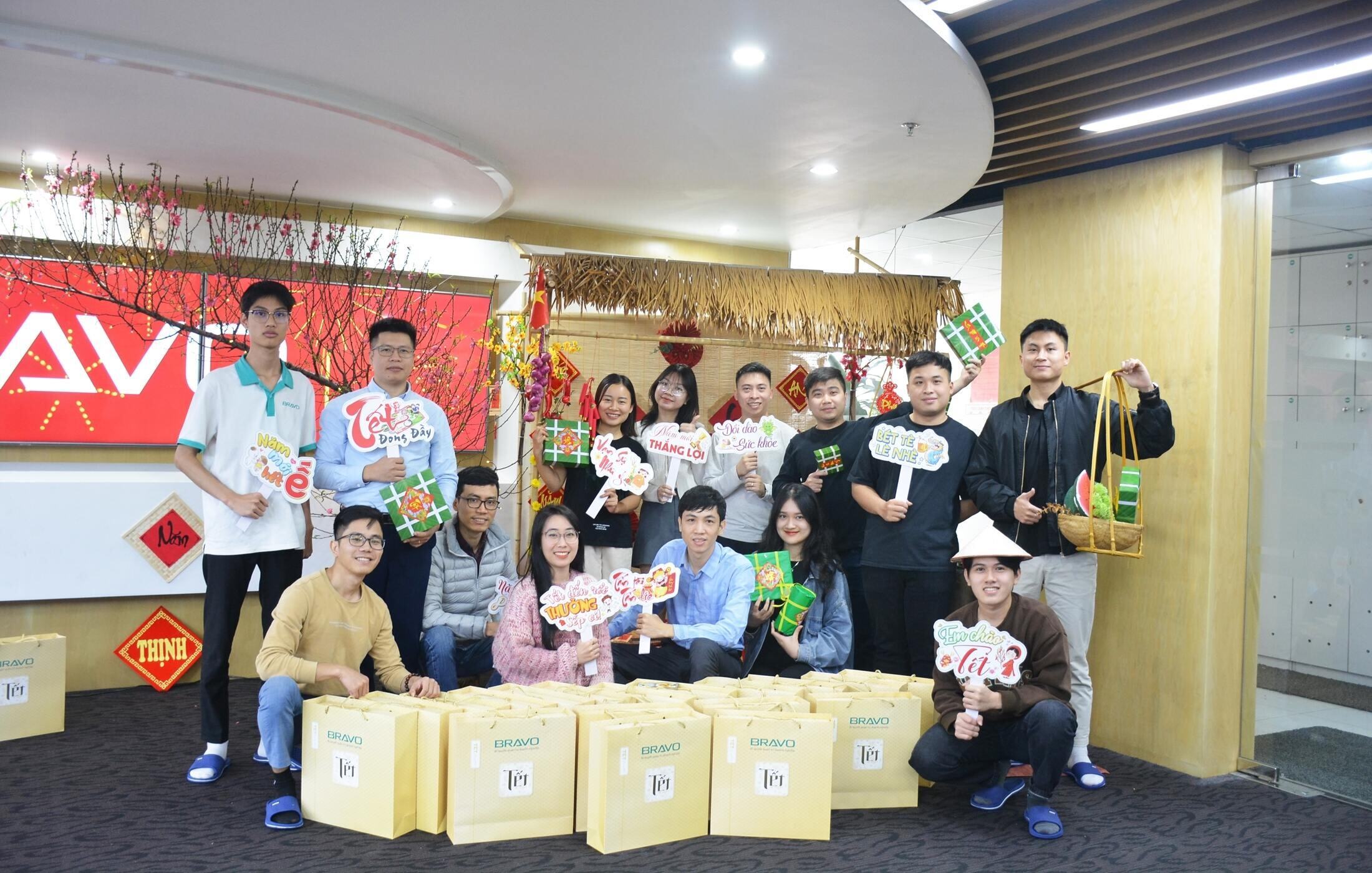 Trao quà Tết Giáp thìn 2024 tới CBNV BRAVO HN