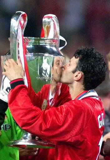 giggs_kisses_ecup.jpg