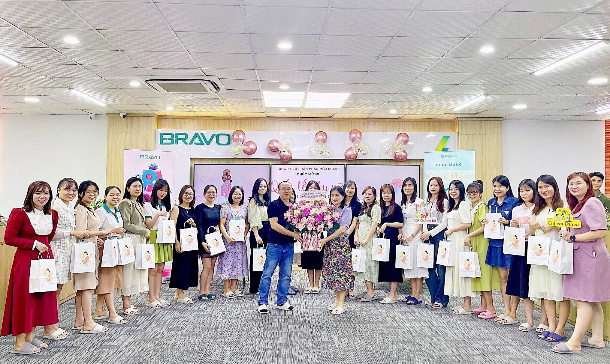 BRAVO ĐN tặng hoa nhân ngày Quốc tế Phụ nữ 8-3