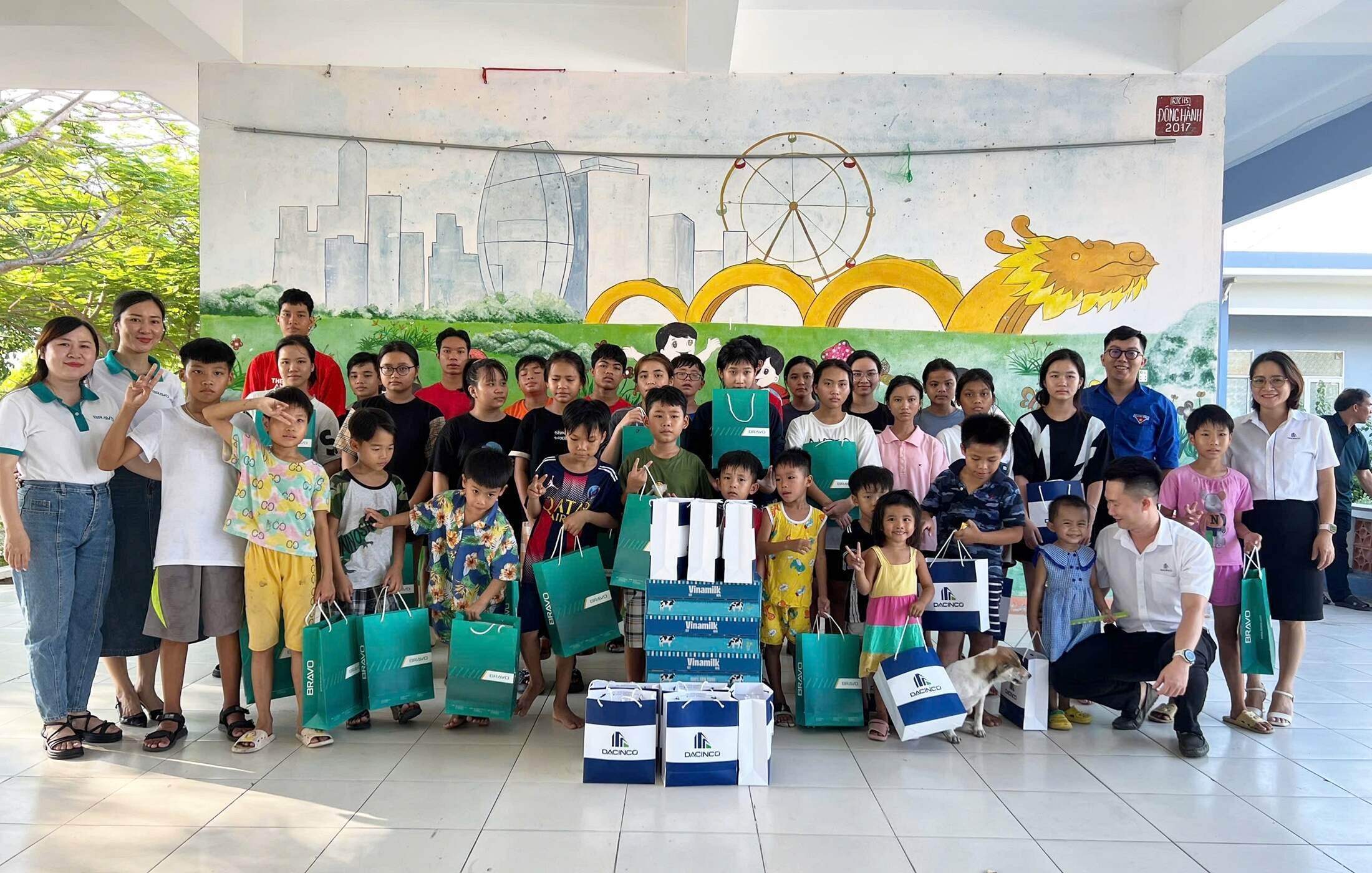 DACINCO, Sao Mai và BRAVO tặng quà trẻ em mồ côi tại Đà Nẵng